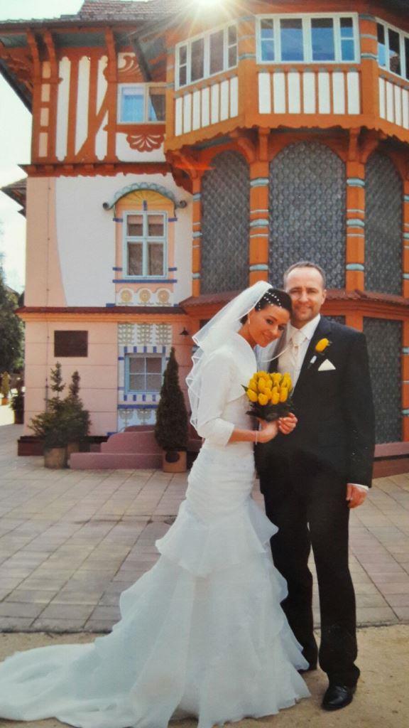 novomanželé Bubeníkovi před Jurkovičovou vilou